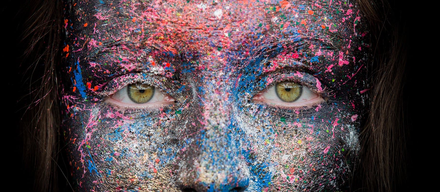 Boris Hierso Alphandéry, visage en body-painting (Destruction), fond noir